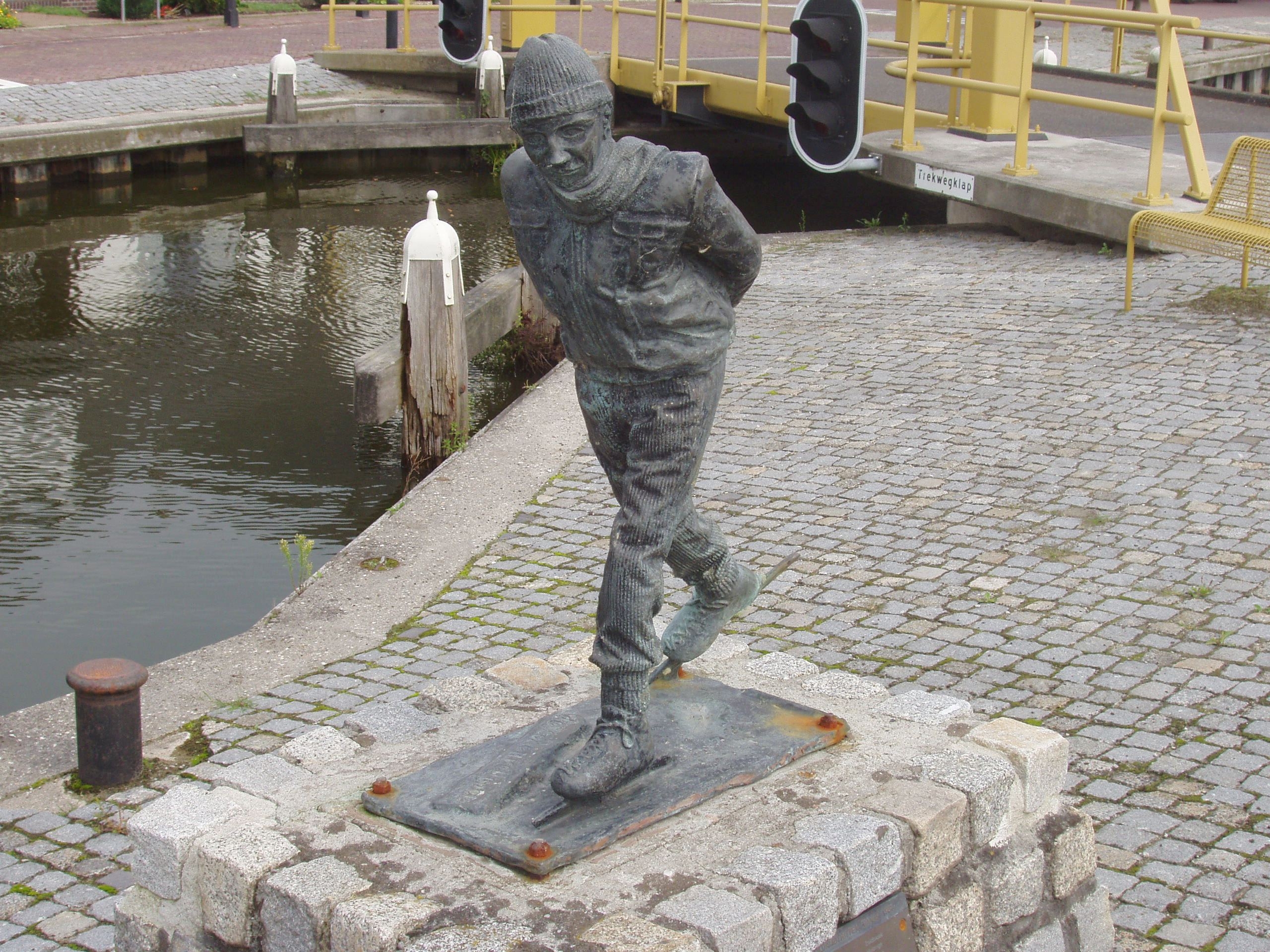 Onbekenden stelen bronzen schaatssymbool Scheemda