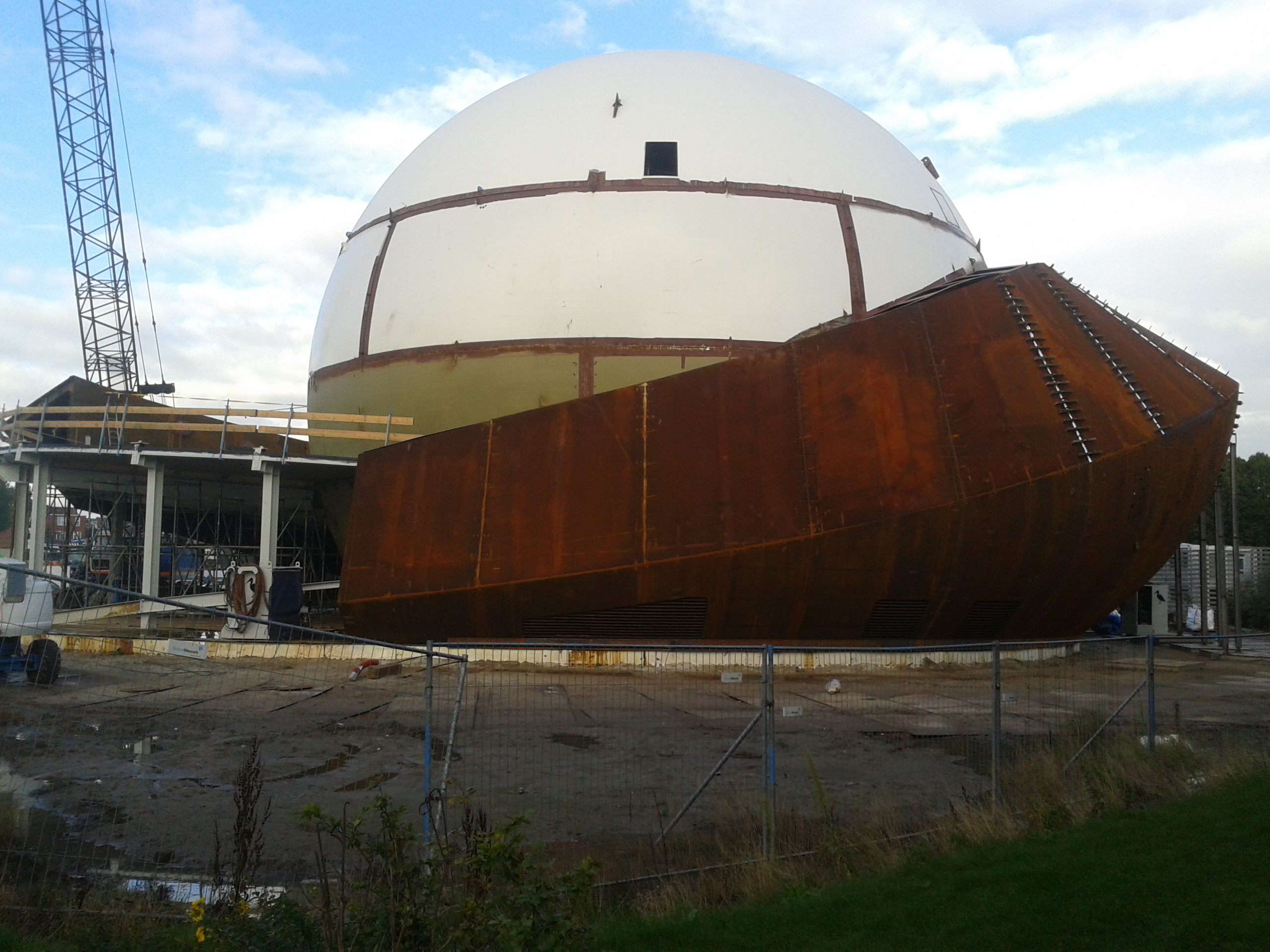 Koepel aangebracht op Groningens nieuwste toeristische attractie, het Infoversum