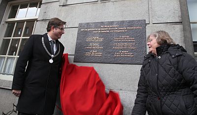 Plaquette eert Groningse raadsleden die in Tweede Wereldoorlog zijn omgebracht