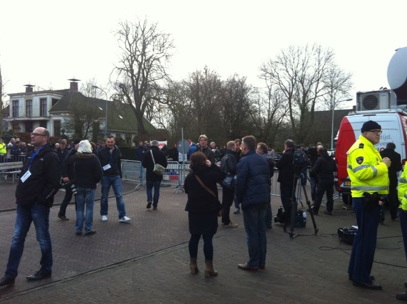 Minister Kamp in Loppersum aangekomen, opgewacht door actievoerders