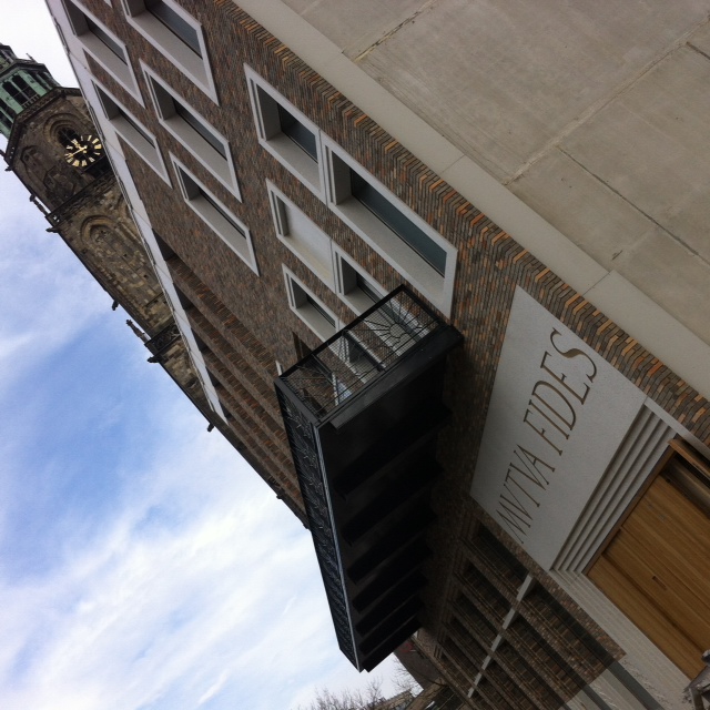 Mutua Fides: smeedijzeren balkon en klassieke entree zijn nu ook klaar