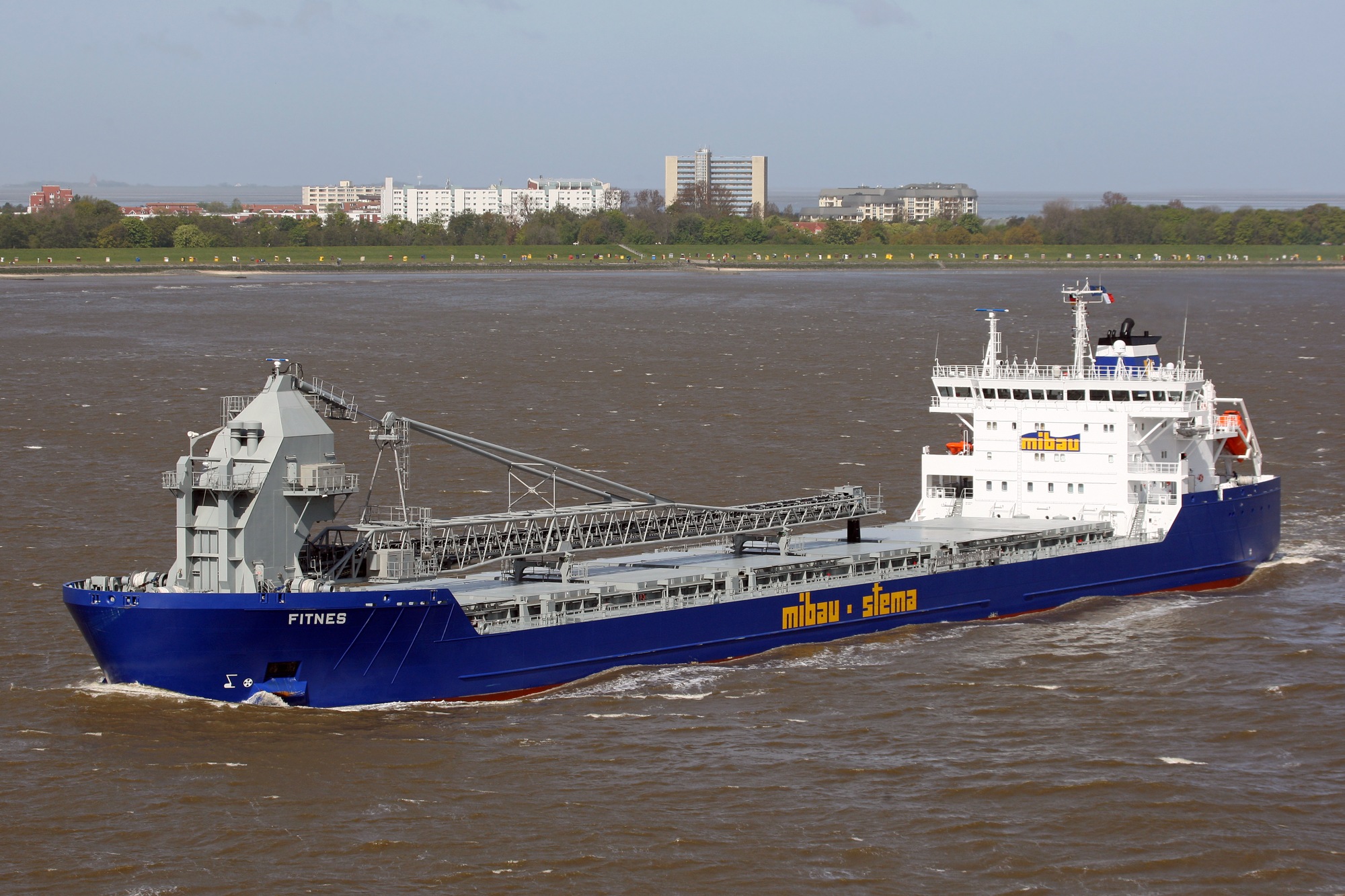 Bijzondere bulkcarrier meert aan in Eemshaven
