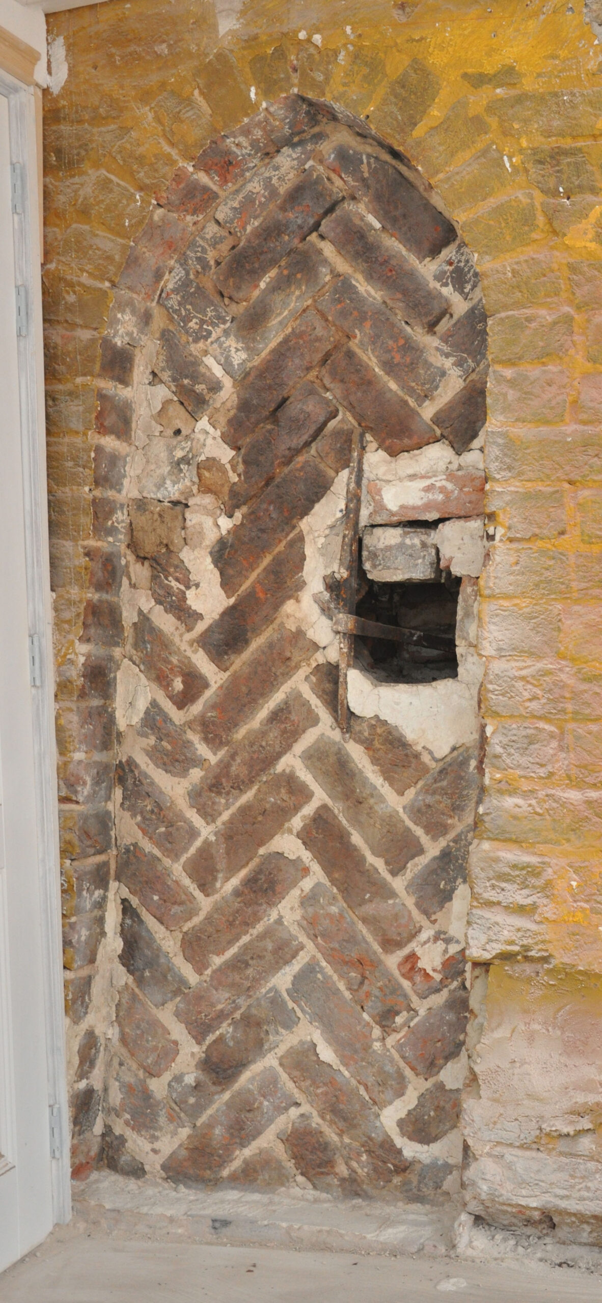 Archeologische ontdekking: Romaans-gotische nissengevel in Middeleeuws pand