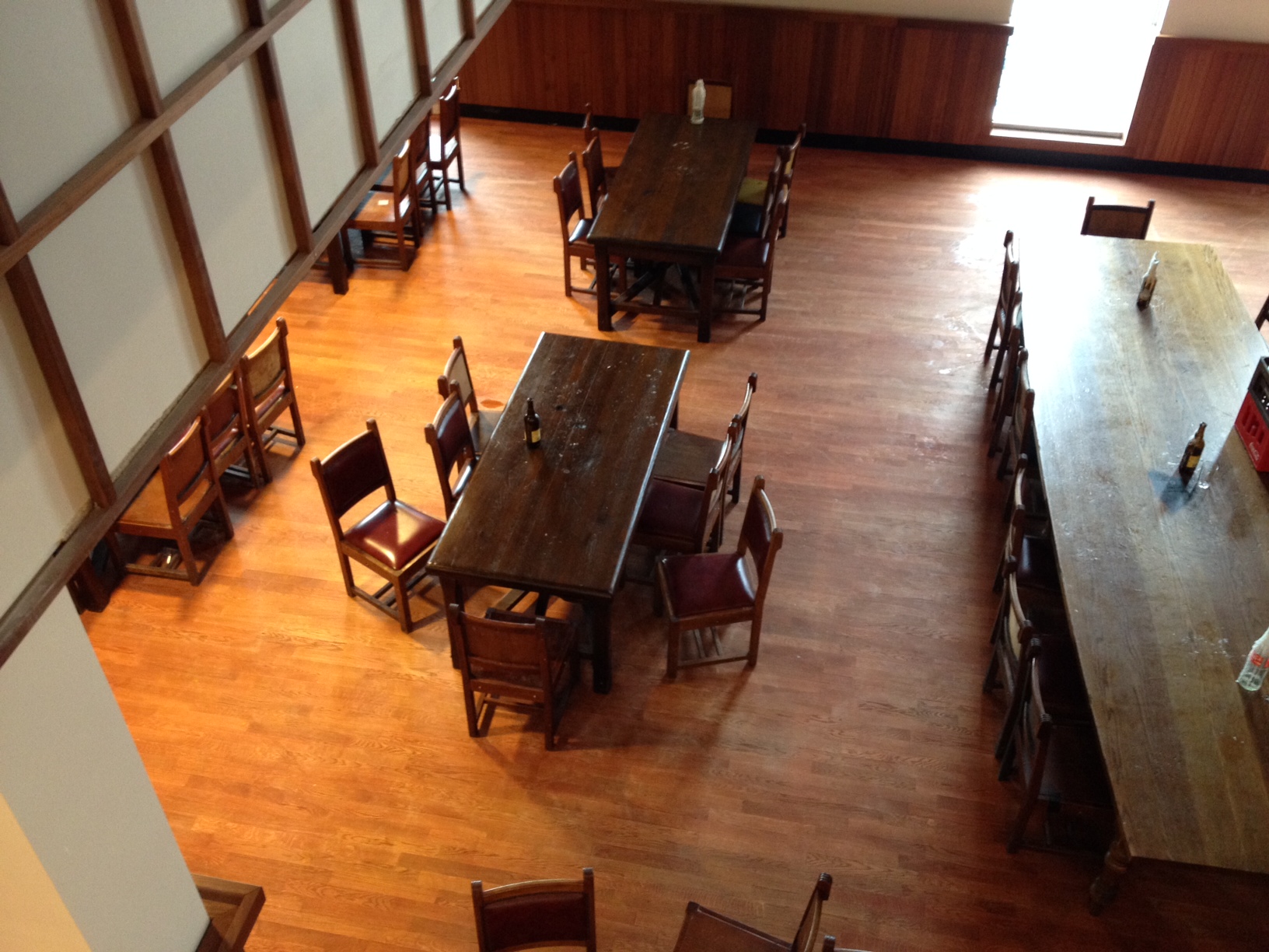 Een doorkijkje op een van de eetzalen