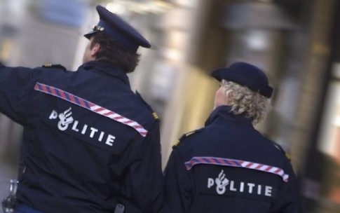 Schreeuwende man slaat winkelmedewerkster