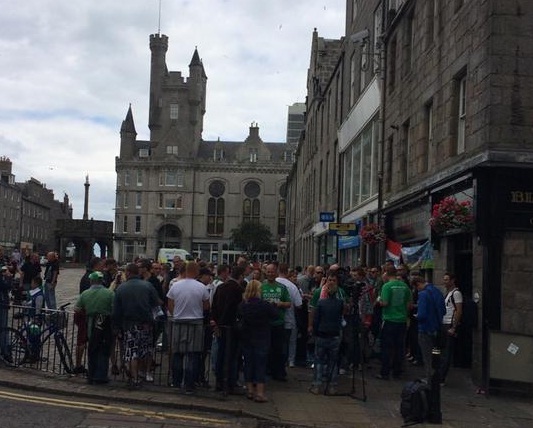 FC Groningen supporters geradbraakt maar vrolijk in Aberdeen