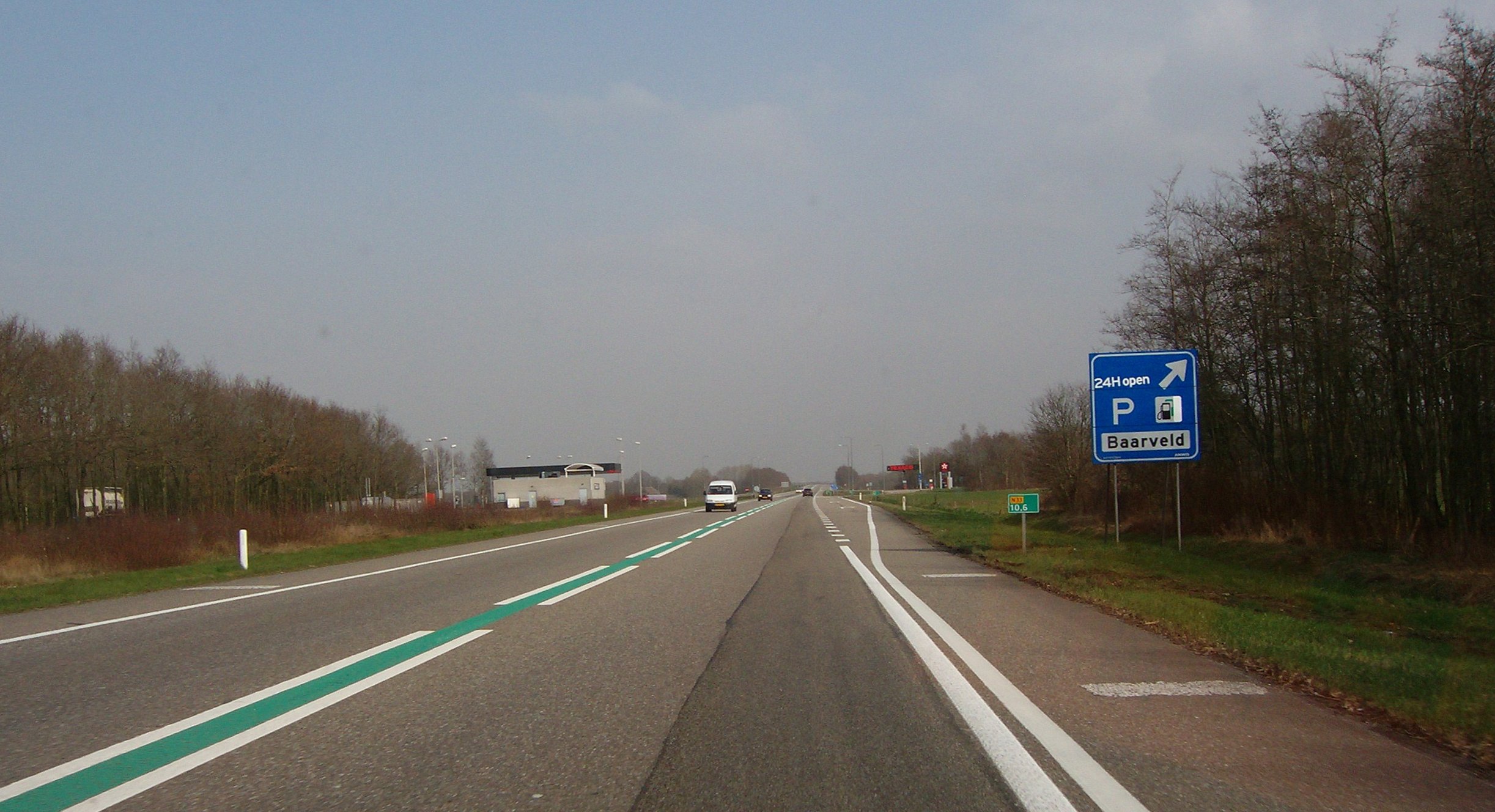 Rijkswaterstaat verlaagt snelheid op kruisingen N33