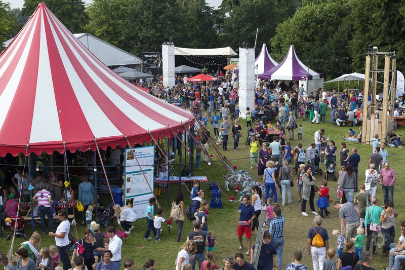 Burgemeester Den Oudsten met Stadjers in debat tijdens Noorderzon