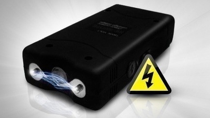 Bromfietser zonder licht heeft taser en drugs op zak