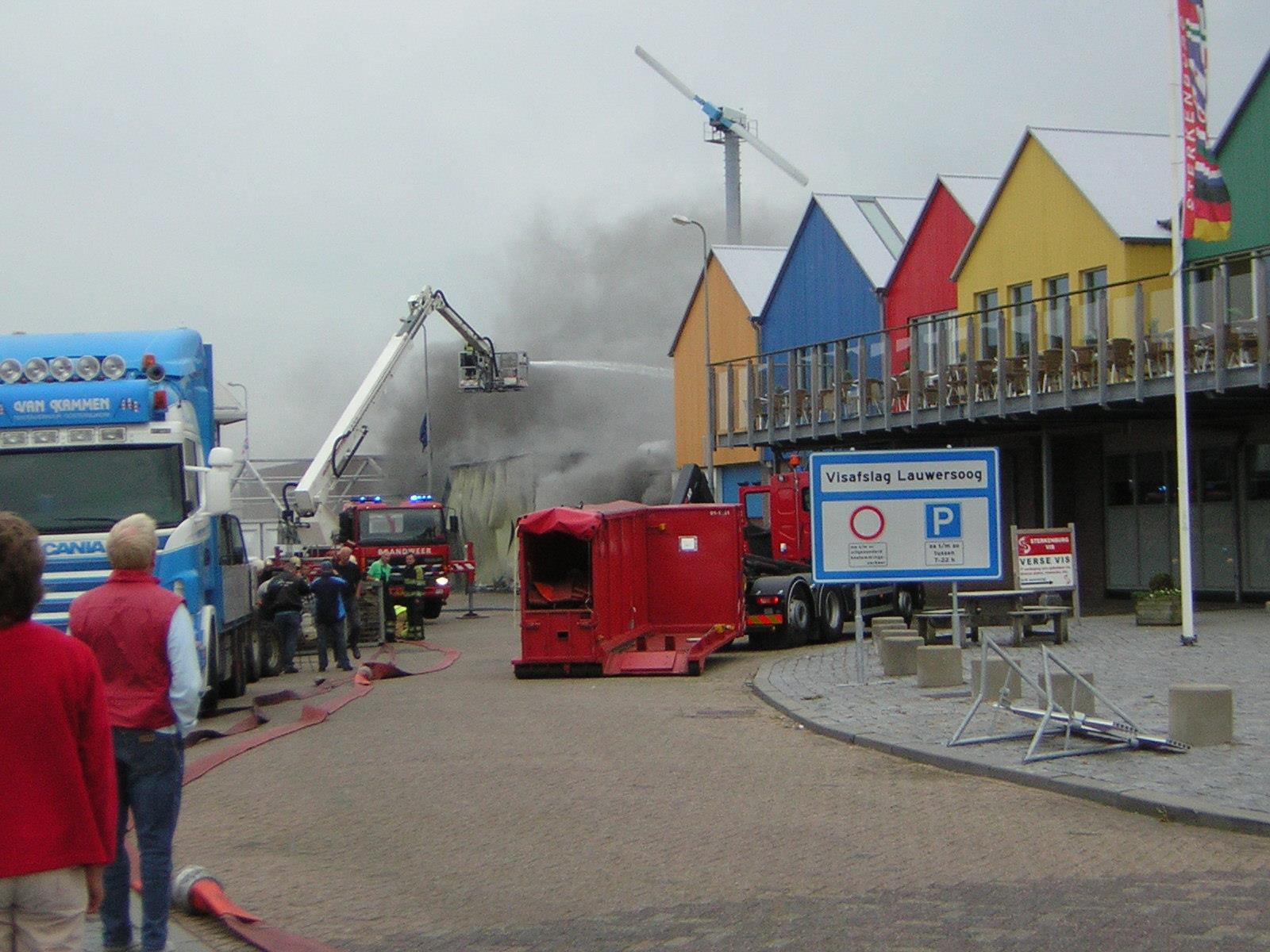 Grote brand verwoest vishandel Lauwersoog