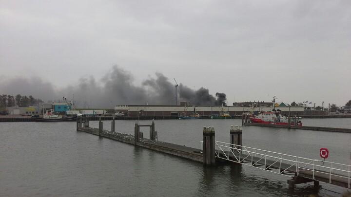 Politie start onderzoek naar oorzaak brand vishandel in Lauwersoog