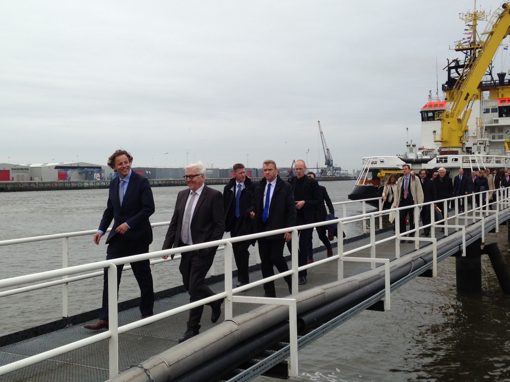 Duitsland en Nederland ondertekenen verdrag; regeling voor grenskwestie in Eems-Dollard