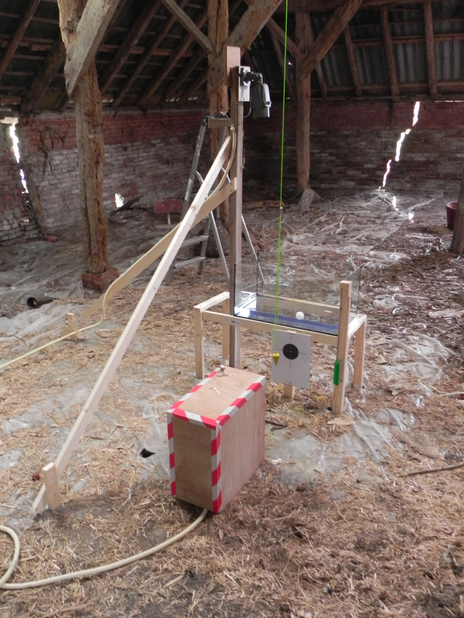 Deze camera staat in een bijschuur van de boerderij in Bedum en toont water in een bak, dat gaat golven bij een aardbeving.Op die manier kunnen ook lichte bevingen worden vastgelegd.