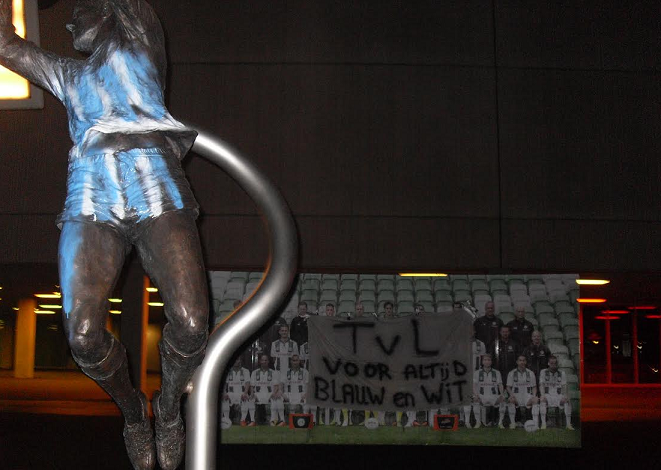 Friese fans schilderen Tonny van Leeuwen blauw-wit