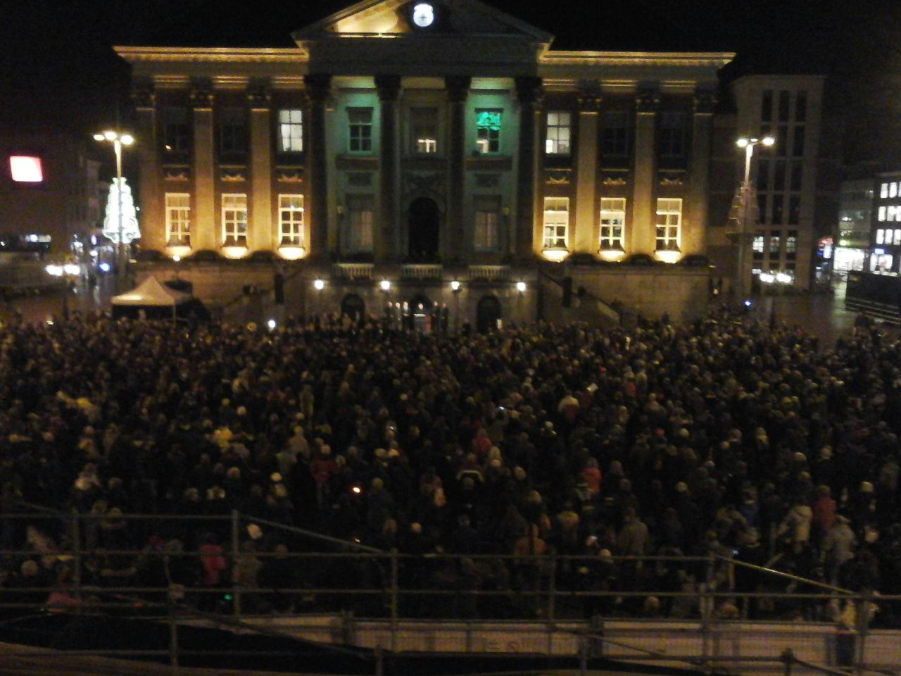 VIDEO: Duizenden Groningers protesteren tegen geweld