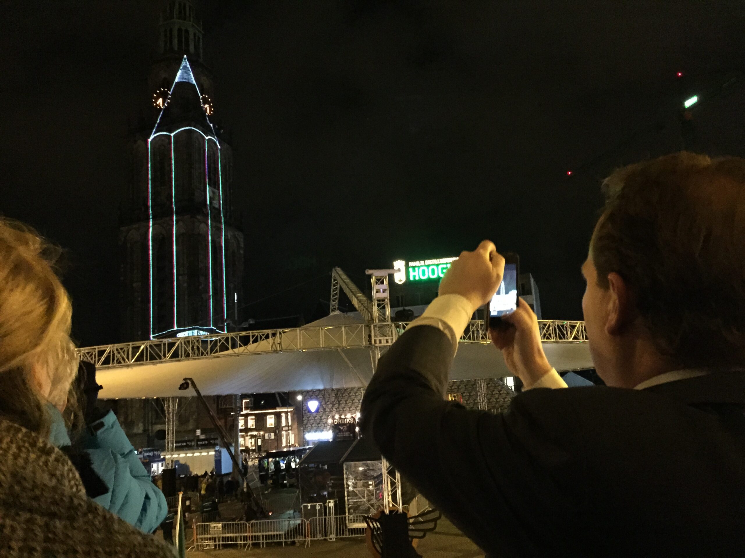 Grote projectie van potlood op Groningse Martinitoren