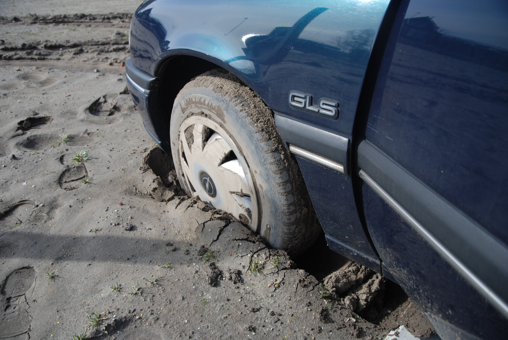 Handige Groningse dieven rijden zich klem in de modder