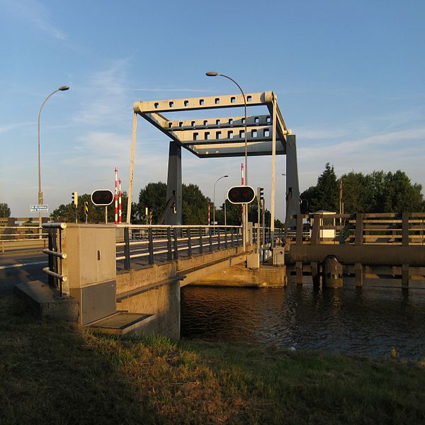 Beschadigde Borgbrug wordt weggetakeld; wekenlange stremming