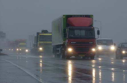 Spekgladde wegen in Groningen door ijzel