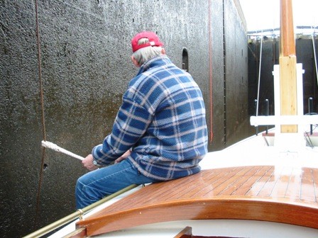 1. Manlief wacht rustig op moeders thuiskomst!