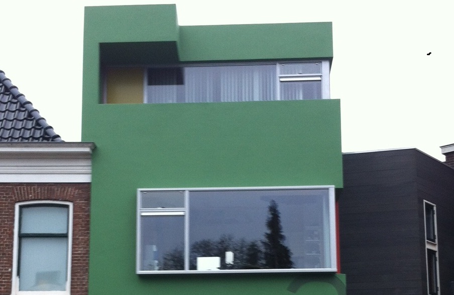 Staat dit groene huis in Italië? Of in Groningen? Maar waar dan?