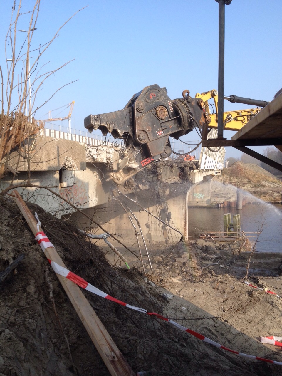 Indrukwekkende grijpmachine hapt oude bruggedeelte Noordzeebrug weg