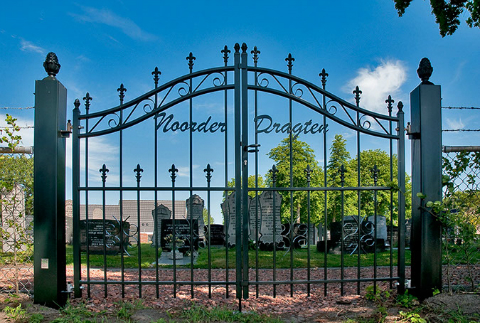 Groninger met auto dwars door hek begraafplaats