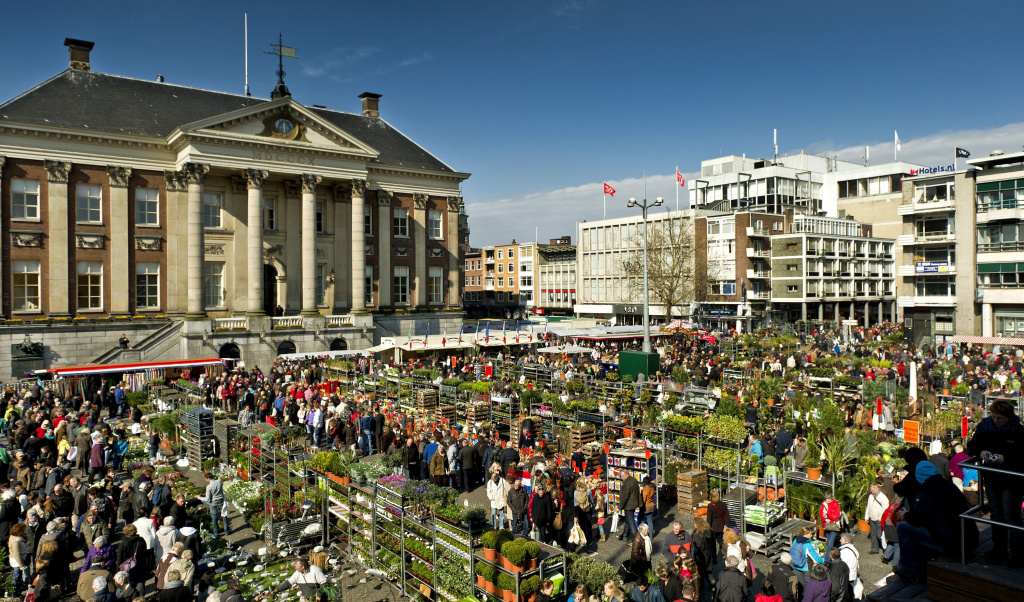 Traditionele bloemetjesmarkt kleurt Groningen op Goede Vrijdag