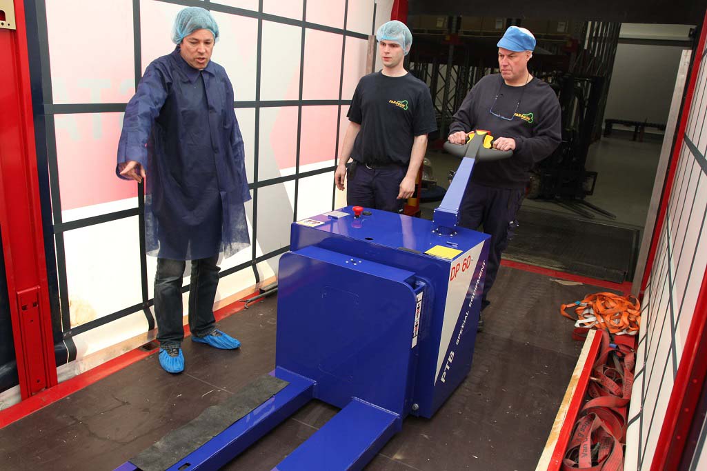 Groningse fabrikant van vorkheftrucks PTB helpt hondensnackfabriek Veendam uit brand