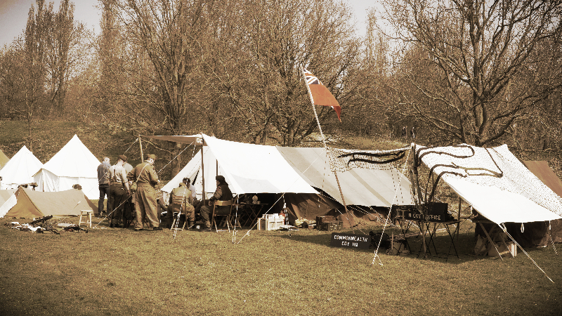 Soldaten bouwen kampement in Stadspark