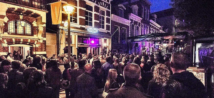 Vele duizenden vieren Nacht van Oranje op bomvolle Grote Markt in Groningen