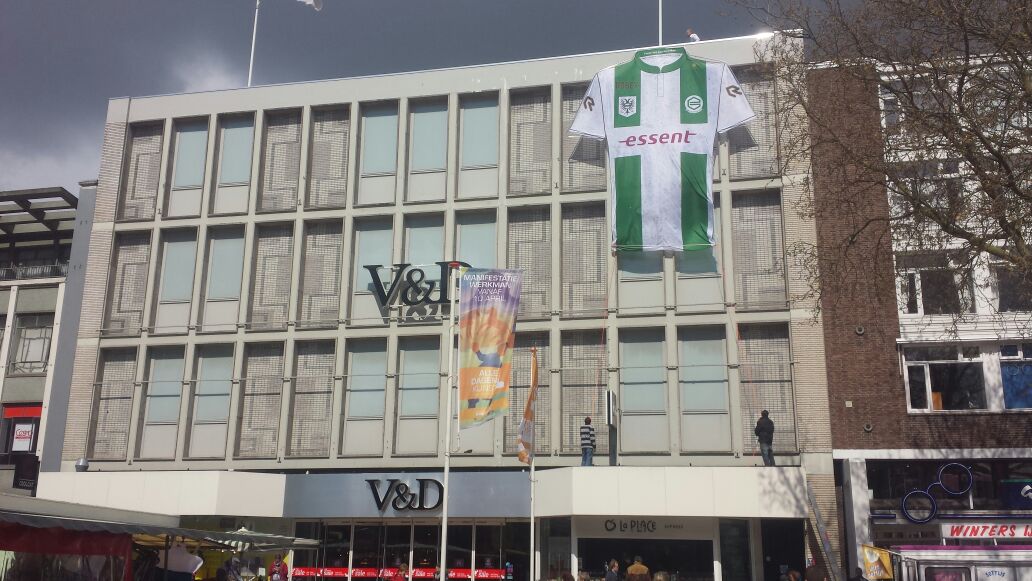 Supergroot FC Groningen-shirt ontrold op Grote Markt