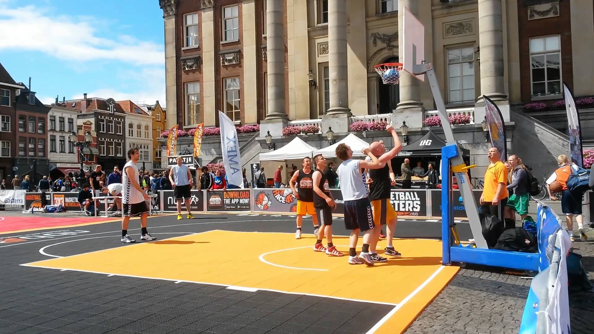Zondag weer streetball op Grote Markt; ook clinic met oud-international Henk Pieterse
