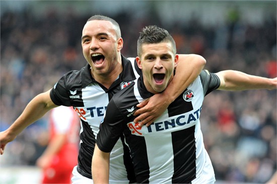 Bryan Linssen onderweg naar Groningen; Tjaronn Chery in beeld bij Aston Villa