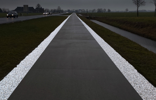 Reflecterende stroken langs fietspad Groningen - Hoogezand