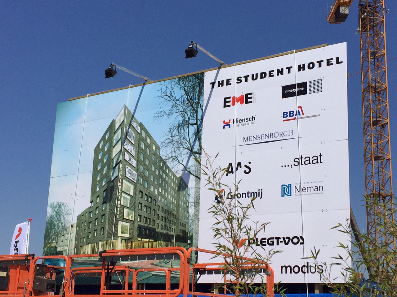 Mannen uit bouwkraan Student Hotel gehaald aan Boterdiep in Groningen