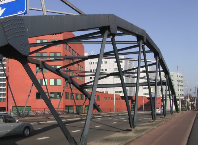 Bussen gaan straks onder het Emmaviaduct door