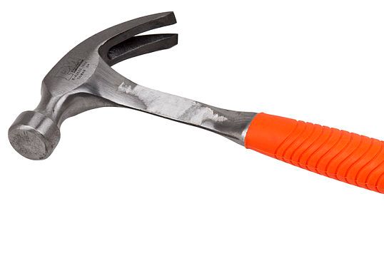 Verwarde man dreigt met hamer