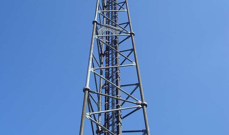 Stadjer drinkt bier in zendmast Stadkanaal