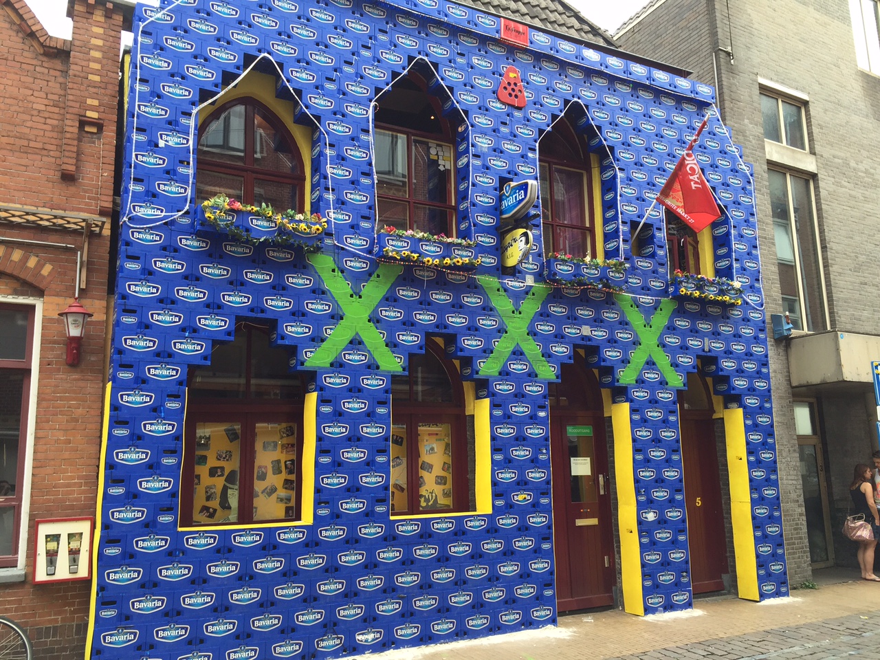 Studentenvereniging trekt aandacht met kratjesgevel