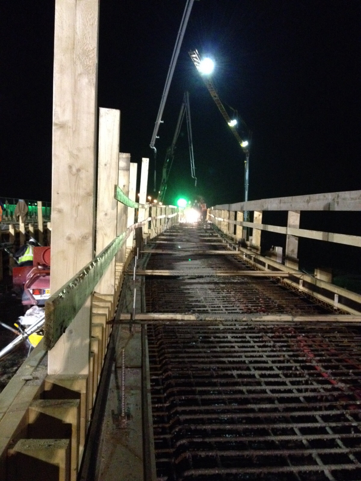 Mega-operatie geslaagd: 160 vrachtwagens stortten tot na middernacht bijna 2000 kuub beton voor Noordzeebrug