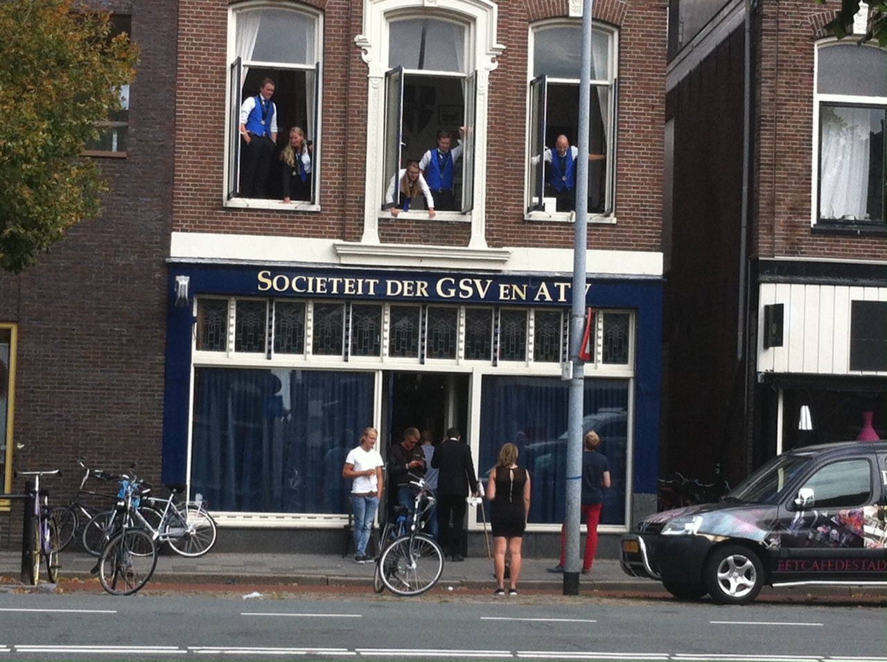 De studente gebruikt al haar overredingskracht...