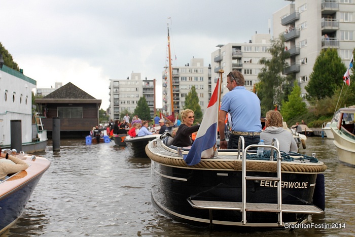 Floating Paradise tijdens Grachtenfestijn in Groninger binnenstad, met honderden bootjes