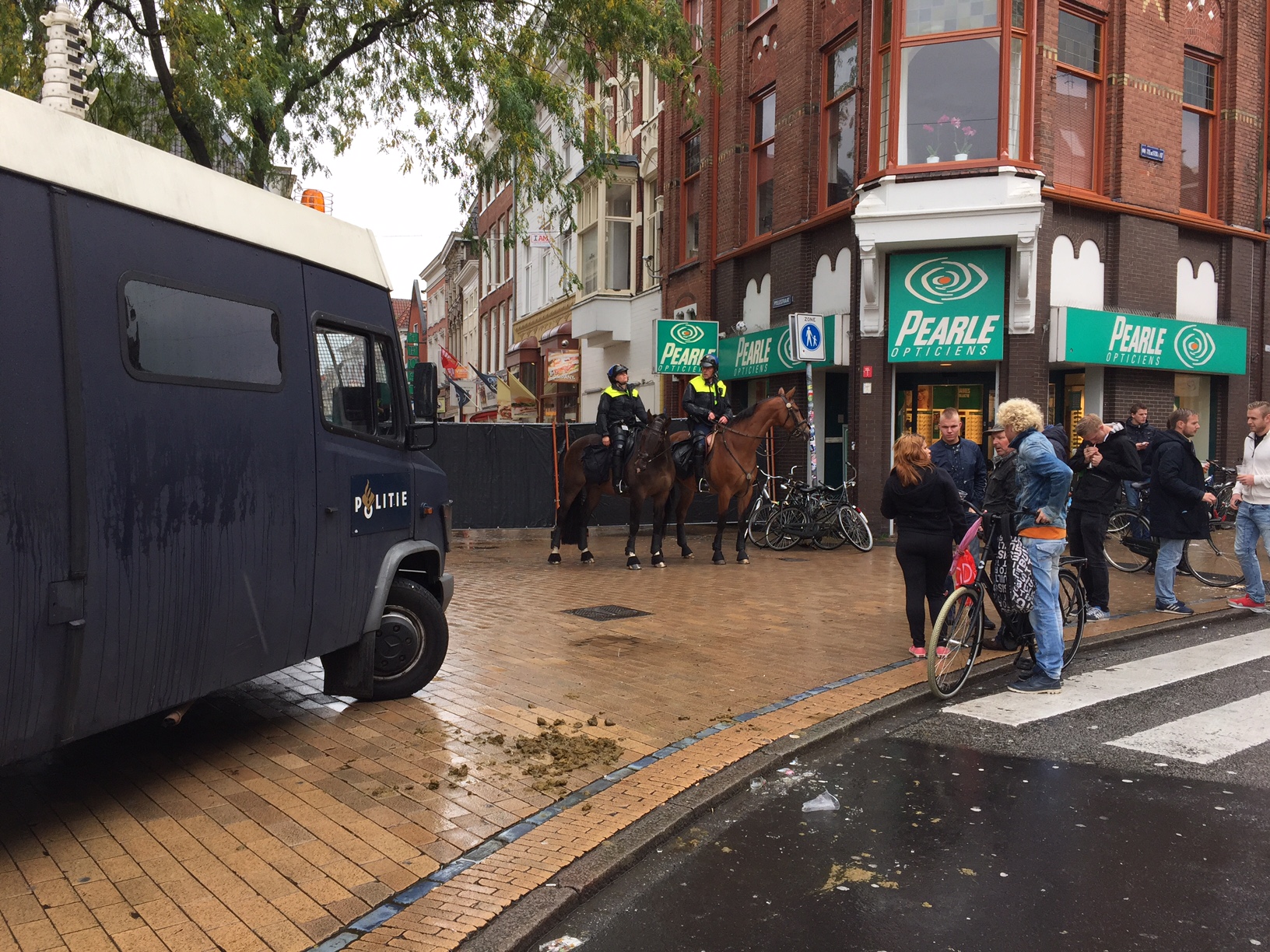 Twee aanhoudingen en drie gewonden na rellen