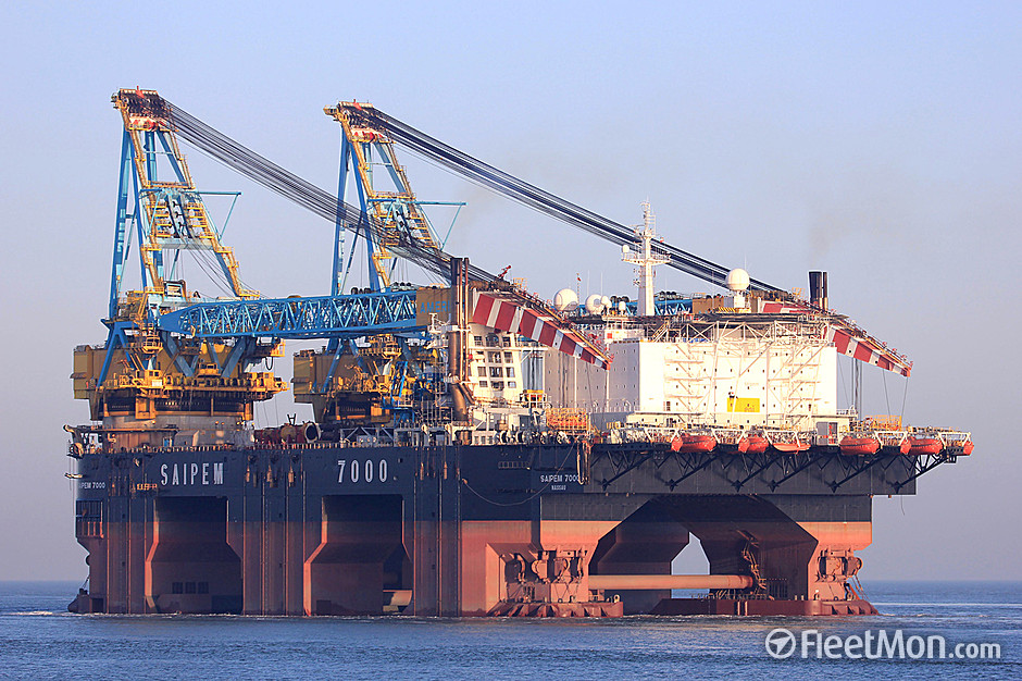Megakraanschip legt aan in Eemshaven