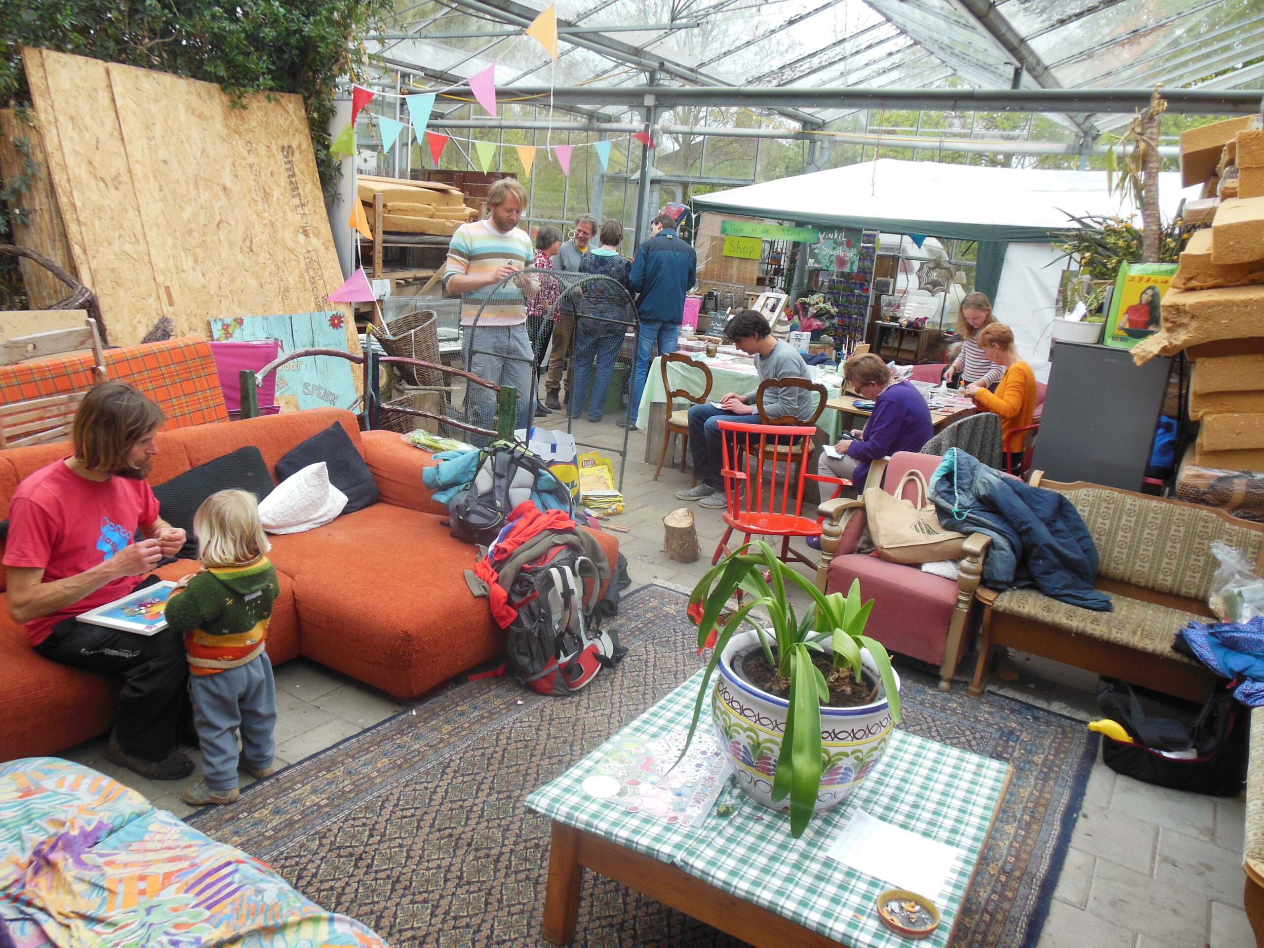 In werkplaats 'Doedertoe' in Groningen kan men kringloopspullen laten pimpen, en betalen met tijd of talent