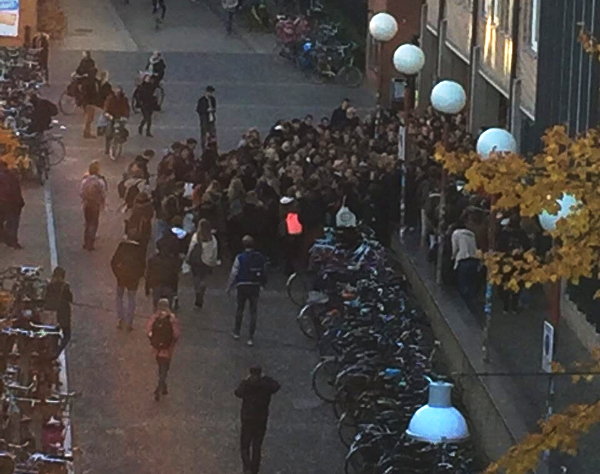 Groningse studenten massaal in rij voor UB:  Leedvermaak op sociale media