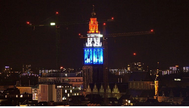 Groningen solidair met Parijs: Martinitoren in Franse kleuren; Website: Noussommesparis.nl