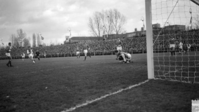 Johan Cruijff (68) overleden; legendarische spits maakte debuut in Groningen