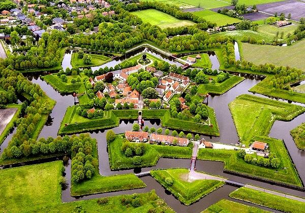 Bourtange omgetoverd tot kerstmarkt